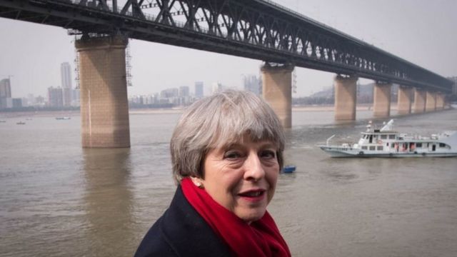 英国首相特蕾莎·梅2018年1月访问中国时在武汉长江边留影。