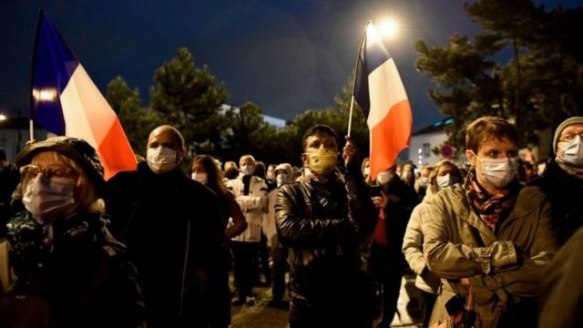 শিক্ষক হত্যাকাণ্ডে বিক্ষোভে মুখর ফ্রান্স।