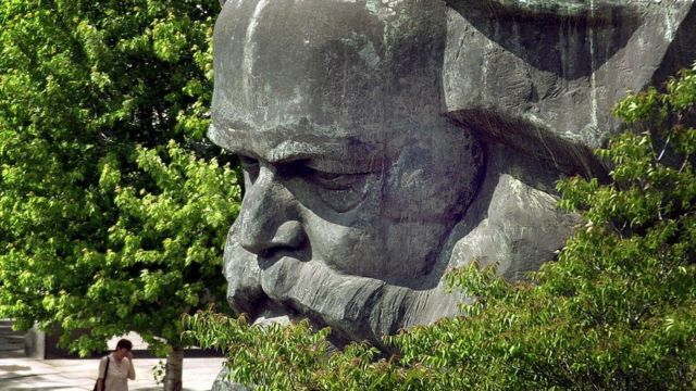 Enorme estatua de la cabeza de Marx.