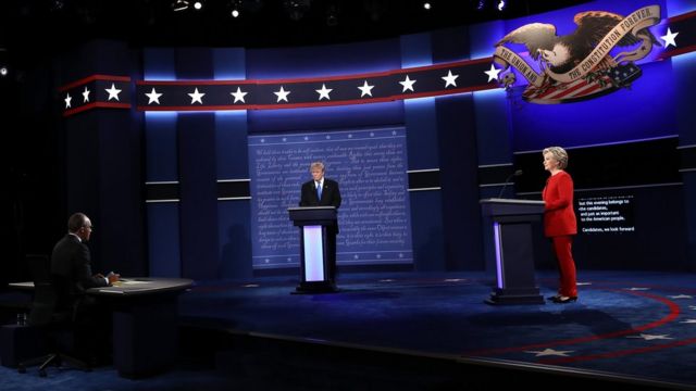 Trump e Clinton em debate na noite da segunda-feira