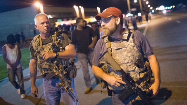 Integrantes de Oath Keepers portan rifles en Ferguson, Misuri, en el primer aniversario del tiroteo de Michael Brown en 2015.