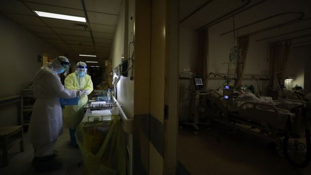 Médicos em Wuhan cuidando de pacientes de covid-19.