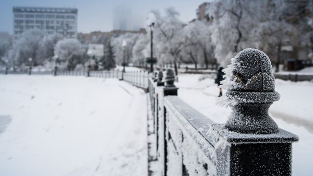 Una escena de una calle nevada