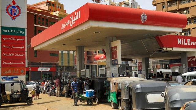 كثير من السودانيين أعربوا عن غضبهم تجاه زيادة أسعار المحروقات في محطات الوقود