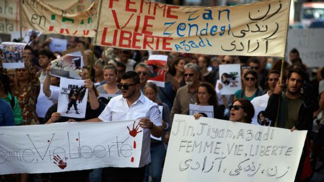 ”Жінка, життя, свобода” — головне гасло протестів. Протестувальники в Тулузі вийшли на знак солідарності з іранцями