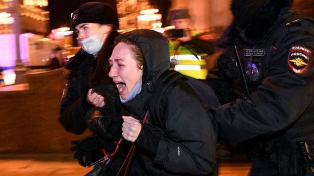 Mujer detenida en Rusia por protestar contra la guerra
