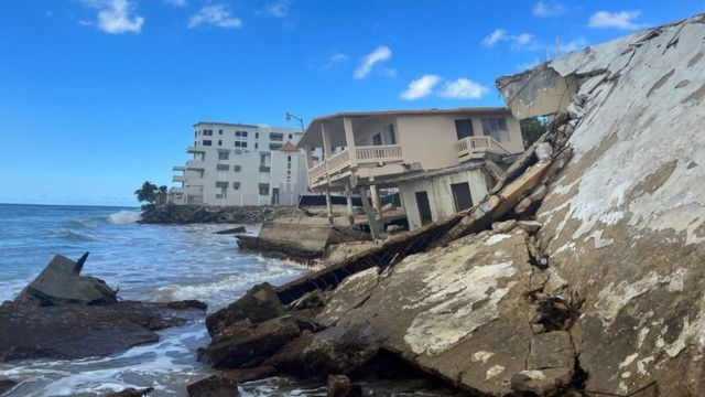 Hilera de estructuras destruidas en el barrio Córcega, en el municipio costero Rincón, Puerto Rico.