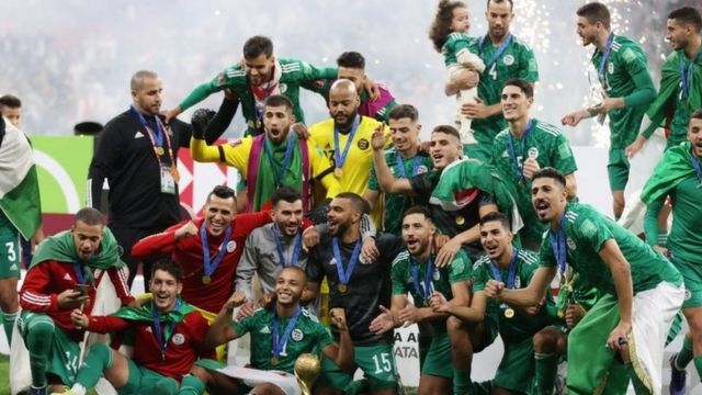 الفريق الجزائري يحتفل على أرض الملعب بعد الفوز