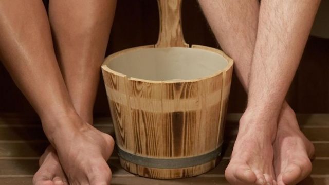 "Phản ứng tức thời của tôi là lấy tay che vùng kín"