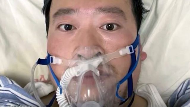 El doctor chino, Li Wenliang, en su lecho de enfermo en el hospital