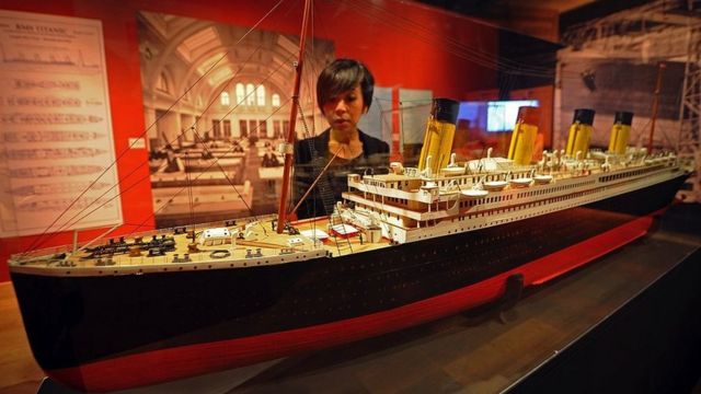 Mujer visita una exposición sobre el Titanic en 2012.