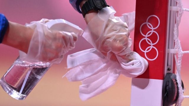 متطوع يقوم بتطهير عمود مرمى كرة يد خلال مباراة في الأولمبياد