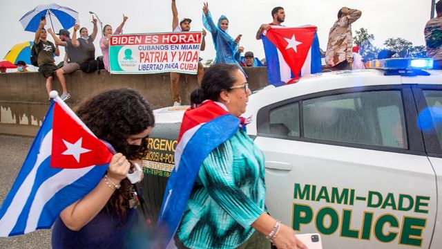 Manifestantes en la autopista Palmetto con banderas de Cuba