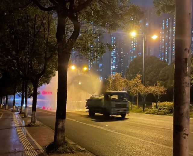 防疫消杀车辆在成都街头喷洒消毒（受访者阿里娜提供照片）