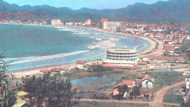 Foto da Praia Central na década de 1960
