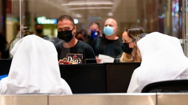 пассажиры в аэропорту Дубая
