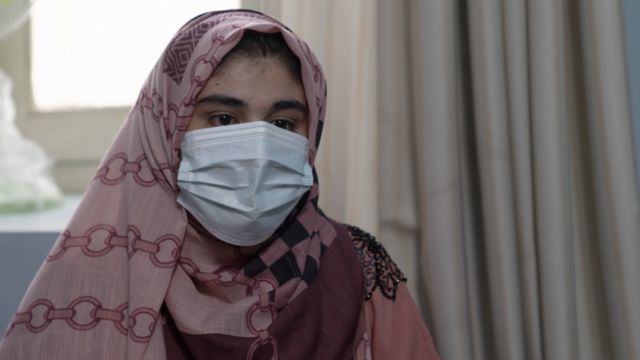 نجينا ناصري كانت مذيعة تعمل في محطة إذاعية قبل أن تستولي طالبان على السلطة، لكنها الآن عالقة بين جدران منزلها