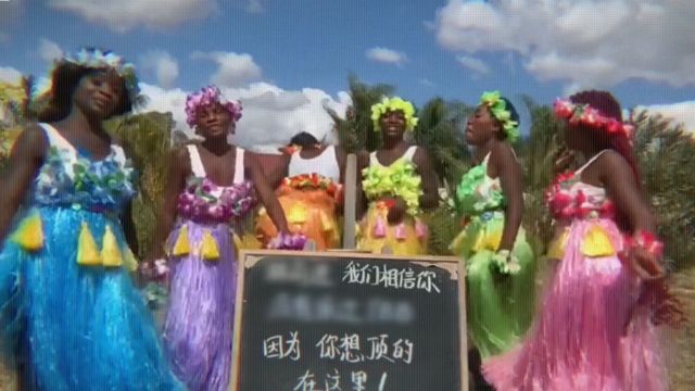 Un video en el que unas mujeres bailan con faldas de colores