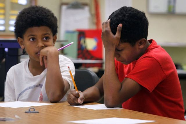 Jordon Chatmon (izquierda) y Azriel Shakur en la clase de Manhood Development para alumnos de sexto grado en Montera Middle School en Oakland, California, Estados Unidos, el miércoles 2 de diciembre de 2015.