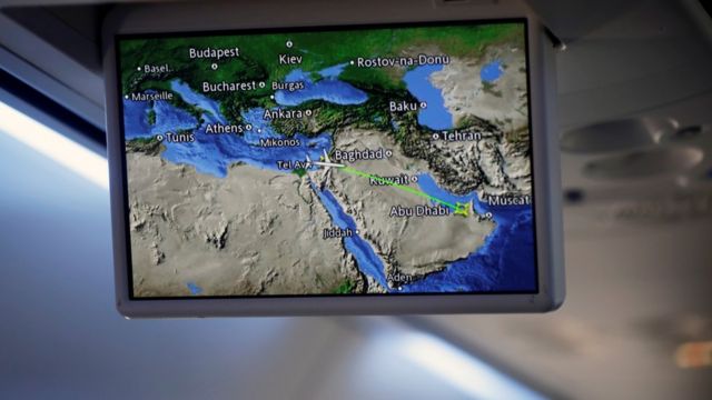 شاشة في طائرة تظهر الرحلة من إسرائيل إلى الإمارات