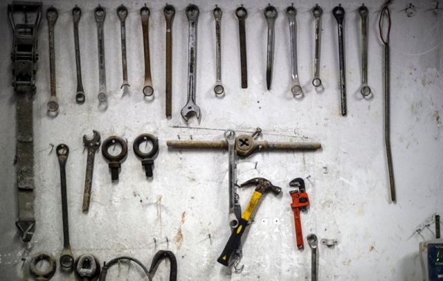 凯斯冰壶作坊里墙上挂着各种工具。(photo:BBC)