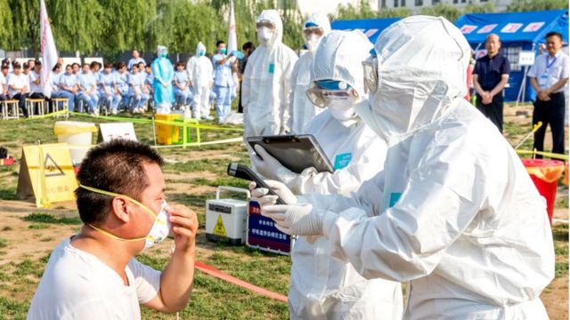 Exercício de combate à gripe aviária em Hebi, na China