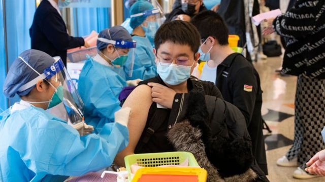 Coronavirus en China: 3 claves para por qué la vacunación en el país va lenta que en otras potencias - BBC News