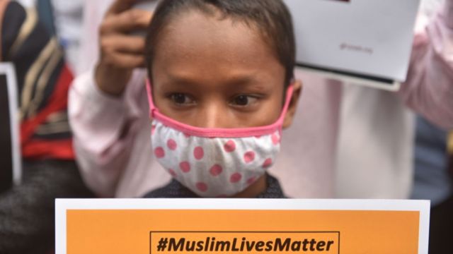 من المظاهرة في كالكوتا/ طفل يحمل لافتة كتب عليها "حياة المسلمين مهمة"