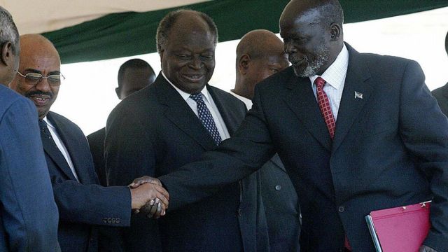 John Garang (kulia) akipeana mkono na aliyekuwa rais wa Sudani Omar al-Basir baada ya kusaini makubaliano ya amani ya Januari 2005 nchini Kenya.