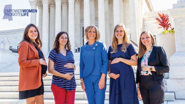 Lynn Fitch fuera de la Corte Suprema con un grupo de mujeres embarazadas.