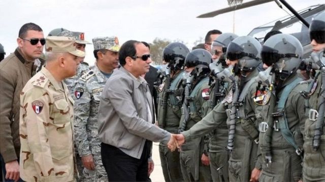 Sisi ayaa booqasho ku tagay saldhigga ciidamada cirka ee Masar ee ku dhow xadka Libya