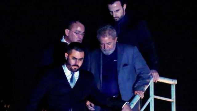 Lula chega à prisão em Curitiba