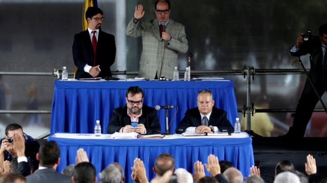 Julio Borges, presidente de la Asamblea Nacional y diputado de la coalición venezolana de partidos de oposición (MUD), asiste a una sesión de la Asamblea Nacional venezolana controlada por la oposición para designar a otros magistrados de la Corte Suprema en Caracas, Venezuela, 21 de julio de 2017.