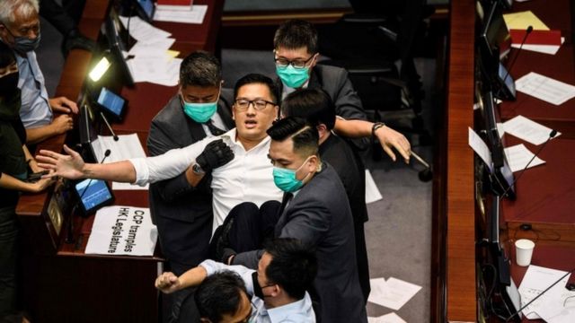 Parlamentarios hongkoneses se pelean en la Asamblea