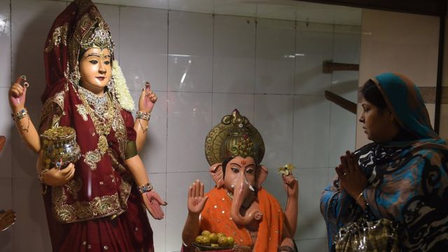 कराची के एक मंदिर में हिन्दू श्रीमानल