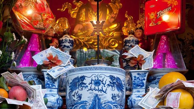 Người Việt ưa cúng tiền cho chùa chiền