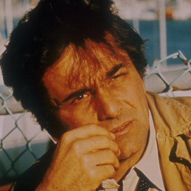 Peter Falk interpretando el papel del detective Columbo