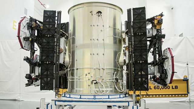 Два супутники SpaceX по обидві сторони пристрою, який тримав їх у ракеті