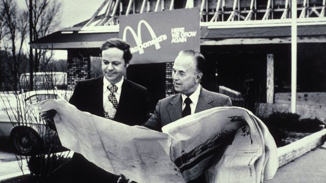 Ray Koch y Fred Turner, otro alto ejecutivo de McDonald's de la época.