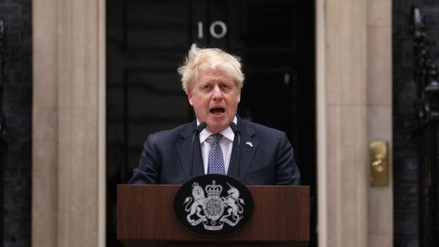 约翰逊首相今年7月因新冠疫情期间“派对门”丑闻和议员性骚扰丑闻引发党内信任危机，被迫辞任党领袖。但他表示将留任至保守党选出新首相。(photo:BBC)