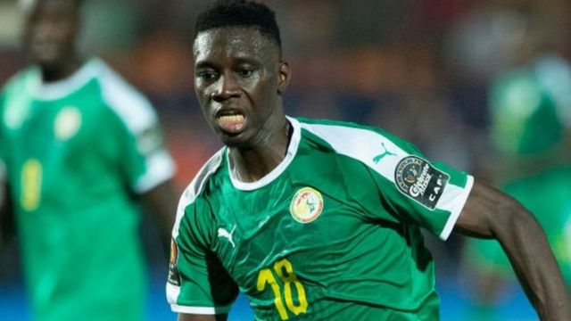 Scott Duxbury amesema winga wa Senegal Ismaila Sarr, amejitolea kuisaidia klabu hiyo kurudi Ligi Kuu.