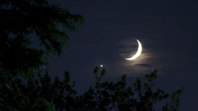 Imagen durante la noche de Venus brillante junto a la Luna creciente