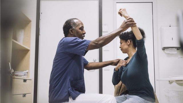 Una mujer con dolor en el médico.