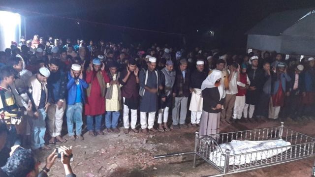 বৃহস্পতিবার রাতে দৌলতদিয়ায় দ্বিতীয় এক যৌনকর্মীর জানাজা পড়ানো হয়