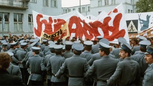Biểu tượng Công đoàn Đoàn kết và đoàn biểu tình bị một nhóm cảnh sát Ba Lan thời cộng sản vây lại - ảnh tư liệu