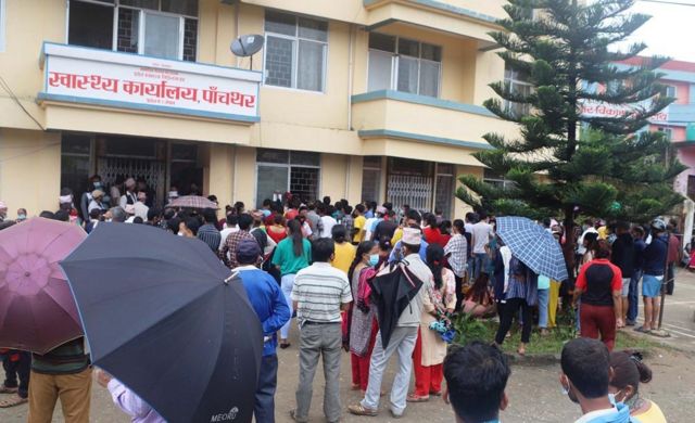 पाँचथरमा कोभिड खोप लिने मानिसहरूको भिड