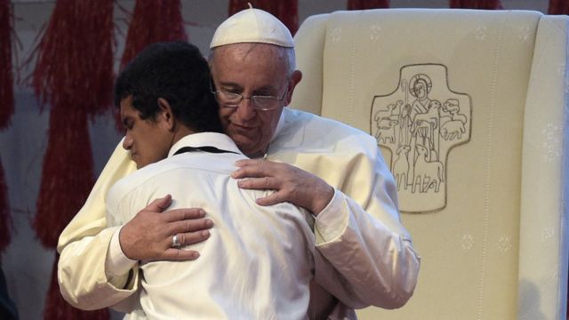 Manuel Aguilar, un excriadito, abraza al papa Francisco.