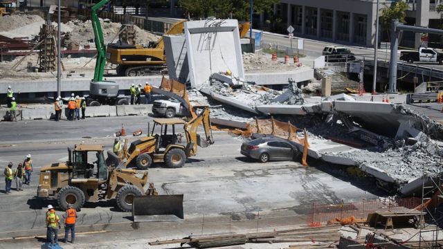 Colapso del puente peatonal de Florida International University, Miami, en marzo de 2018