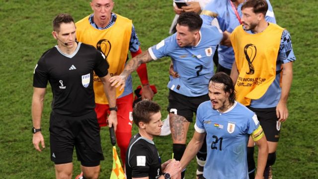 FIFA suspende a 4 jugadores de Uruguay por caos en Mundial - Los