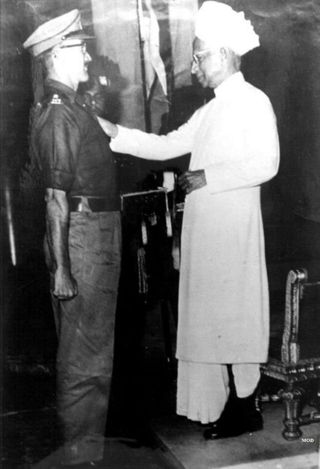 कर्नल हेड को महावीर चक्र से सम्मानित करते हुए राष्ट्रपति राधाकृष्णन.